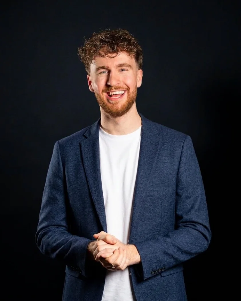 Levi Verkerk, oprichter van ateaz, lachend in een blauw colbert